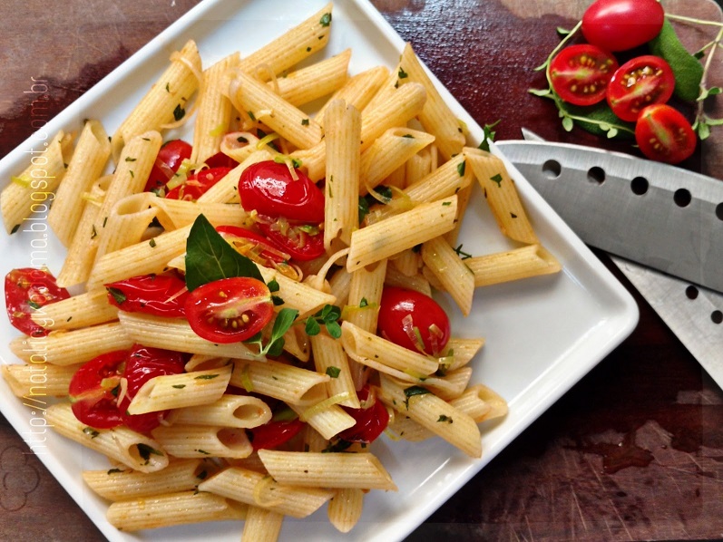 Macarrão_ ao_Alho_e_Óleo_com_Tomate-Cereja